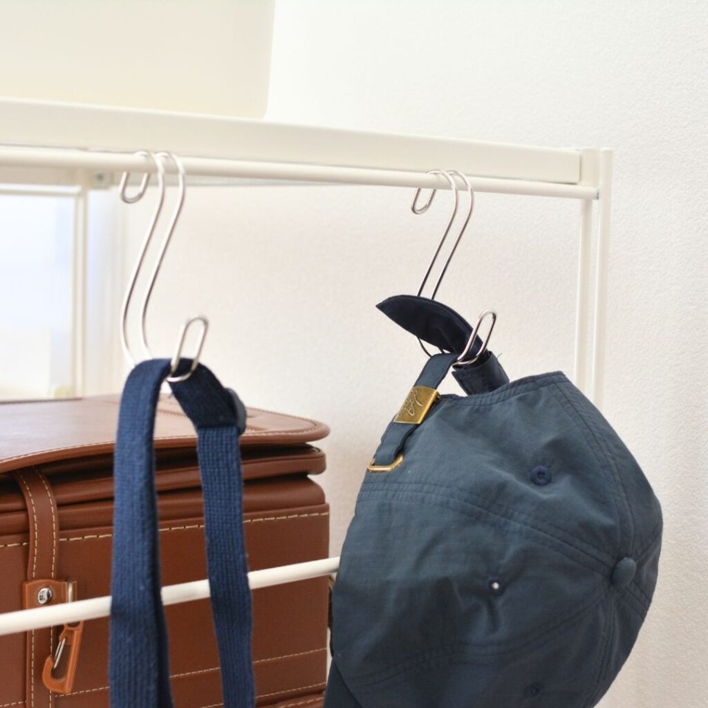 無印横ブレしにくいSフックに水筒ストラップと帽子をかけた収納の様子