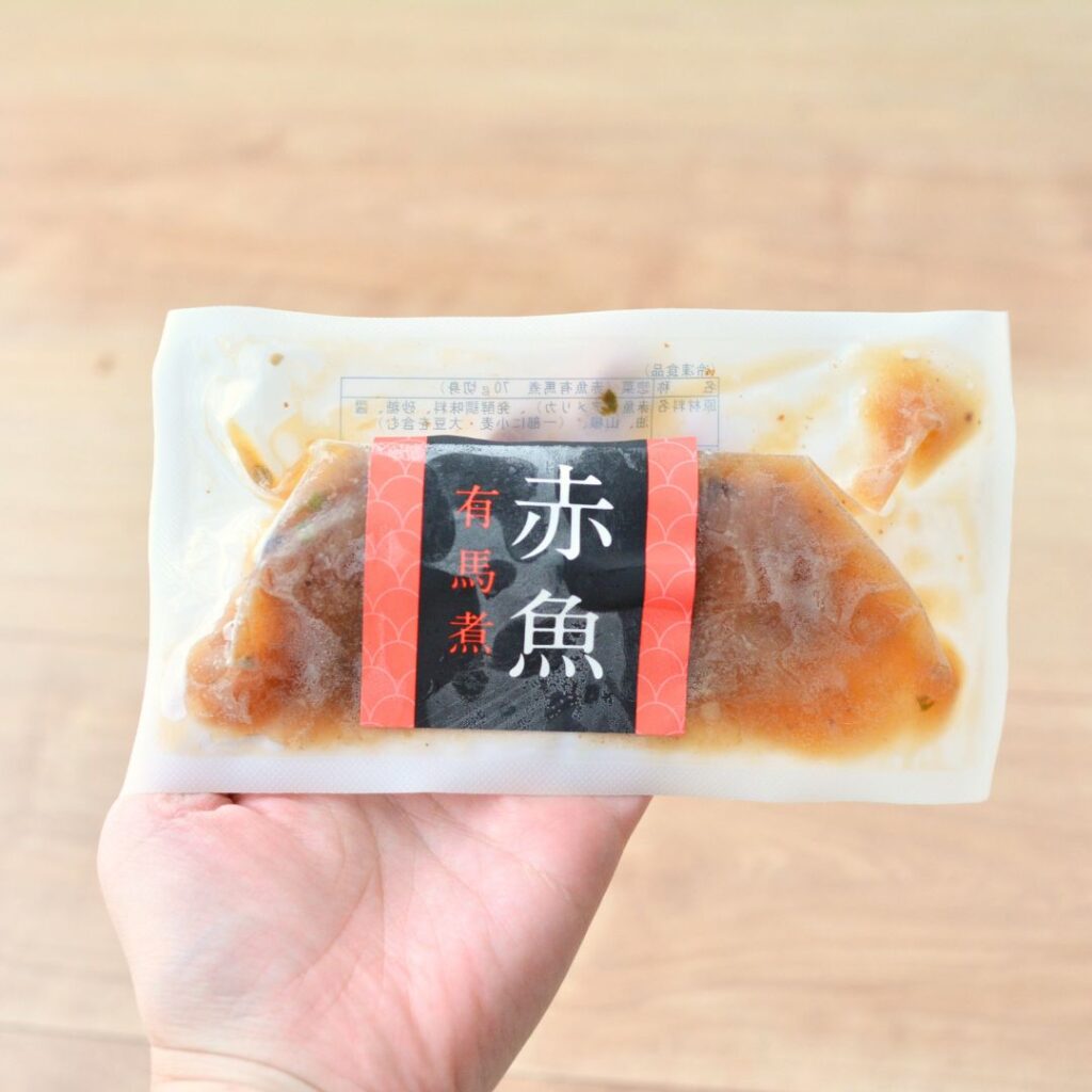 赤魚西京焼きのパッケージを手に持った様子