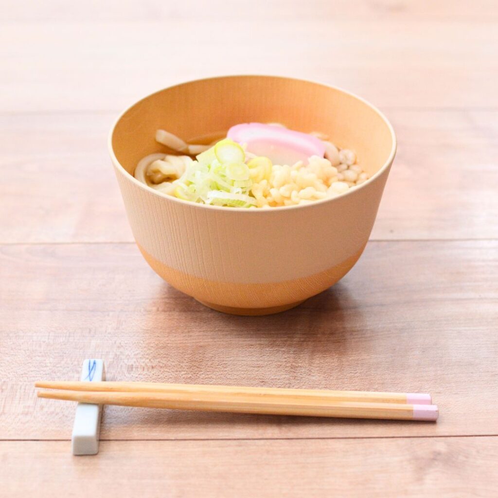 ここちのくらし雑貨店の丼にうどんを盛り付けた写真