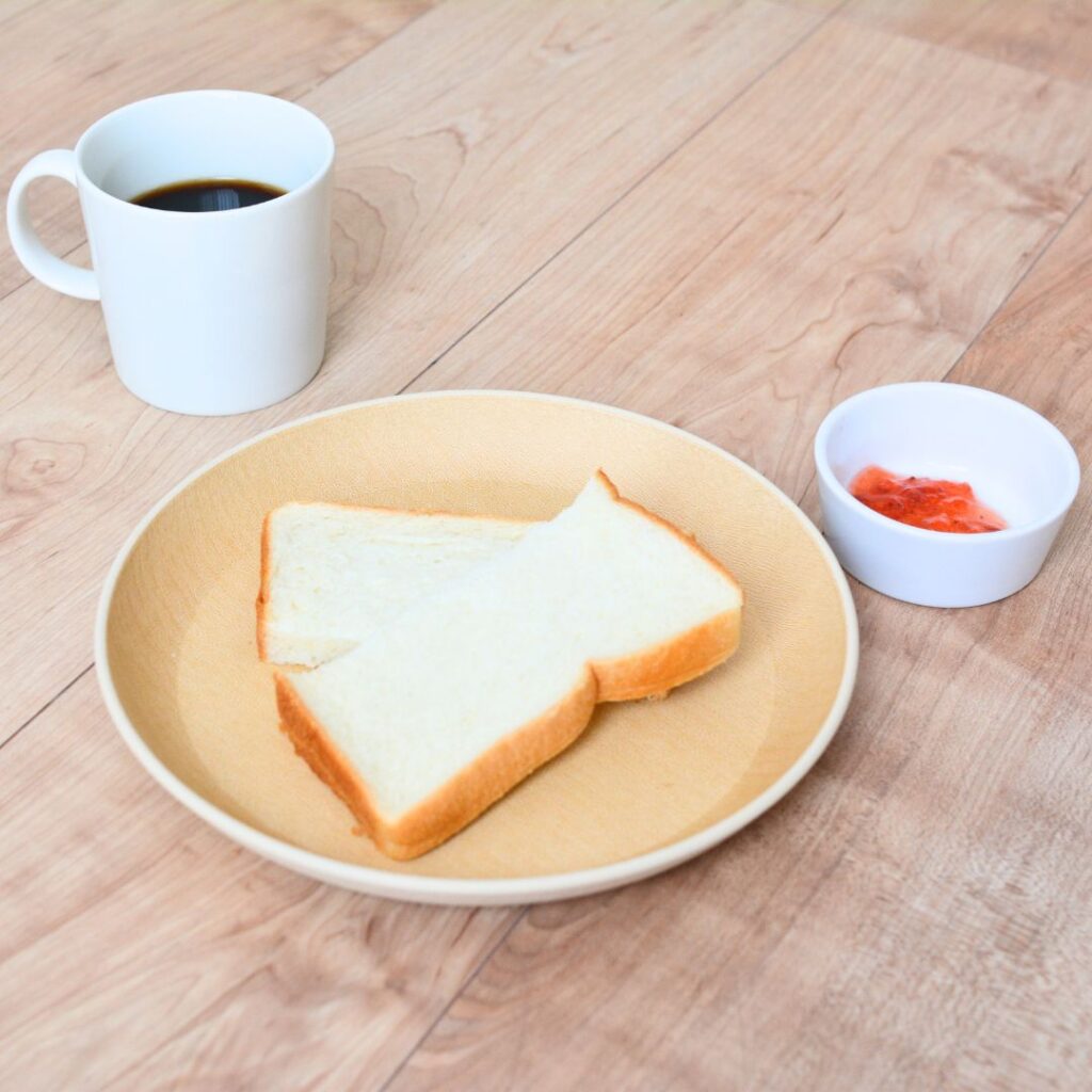 ここちのくらし雑貨店の皿Lに食パンをのせた写真