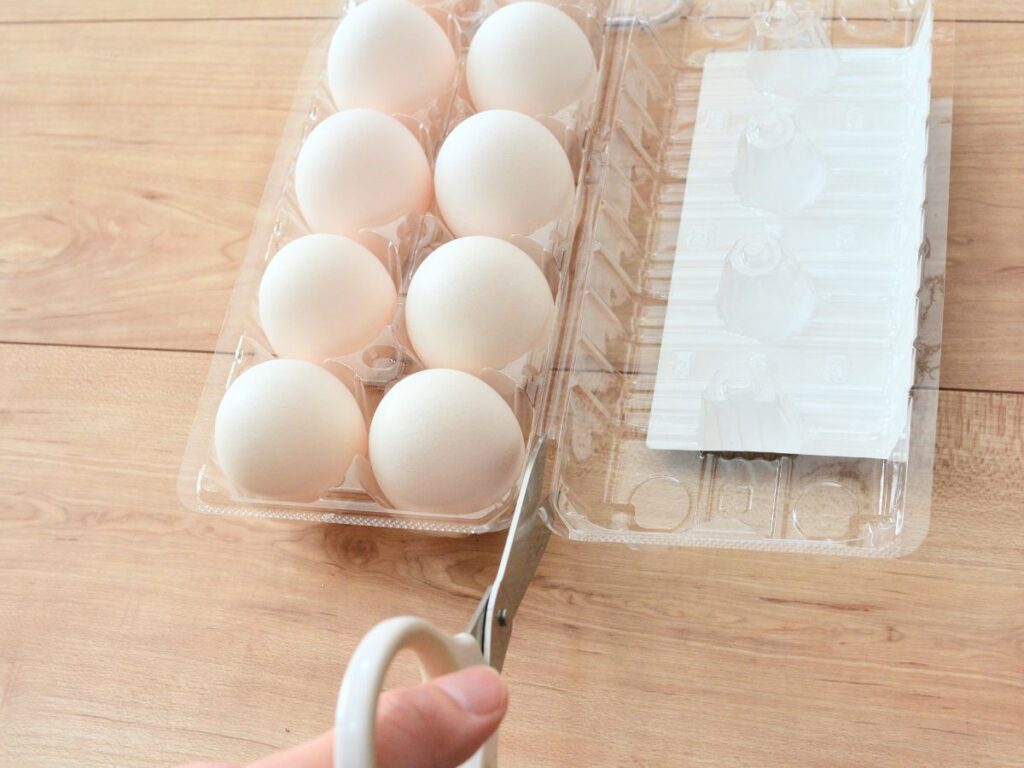 卵パックの蓋をはさみで切る
