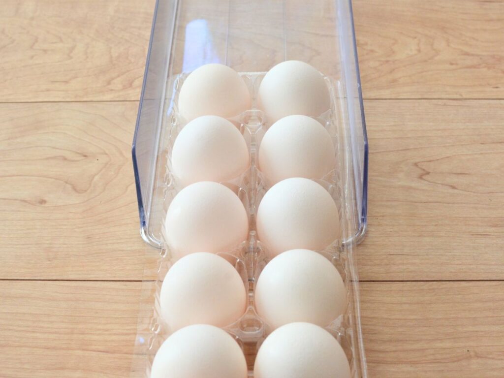 卵パックをニトリラックに置くところ
