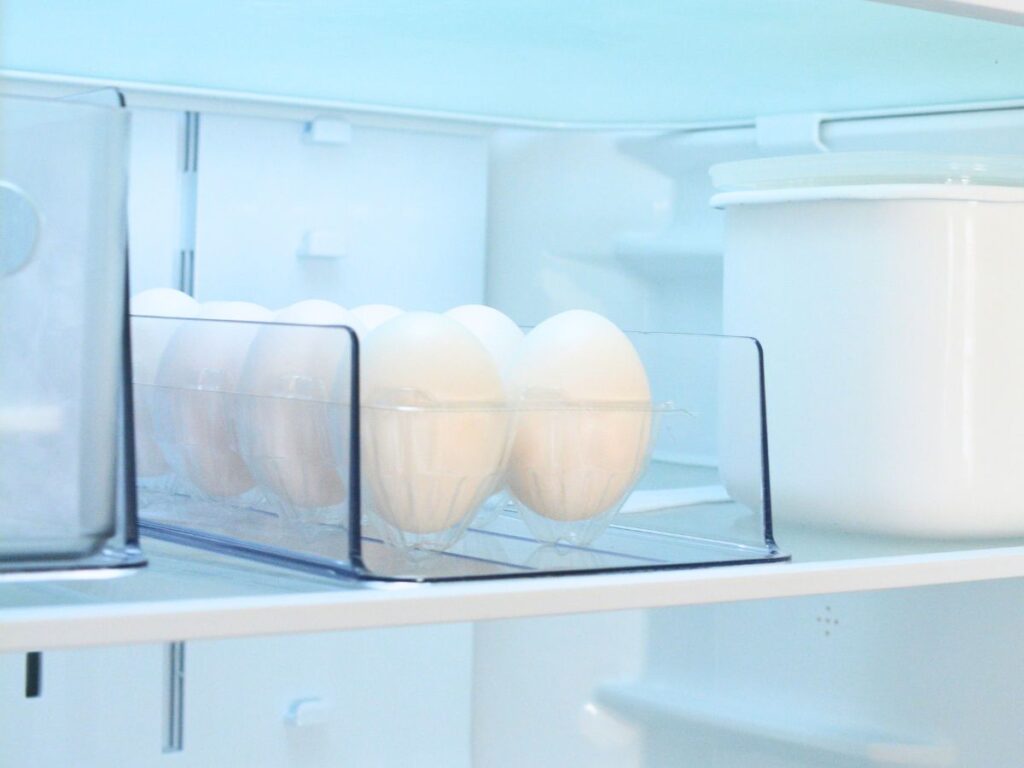 ニトリ冷蔵庫ラックを冷蔵庫に設置した様子