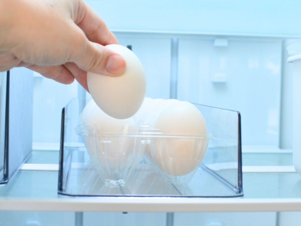 冷蔵庫からニトリラックの卵を取り出すところ