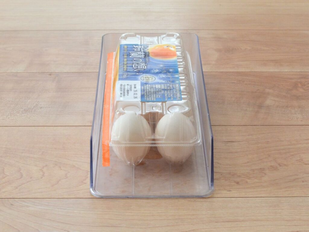 卵パックをニトリラックに置くところ