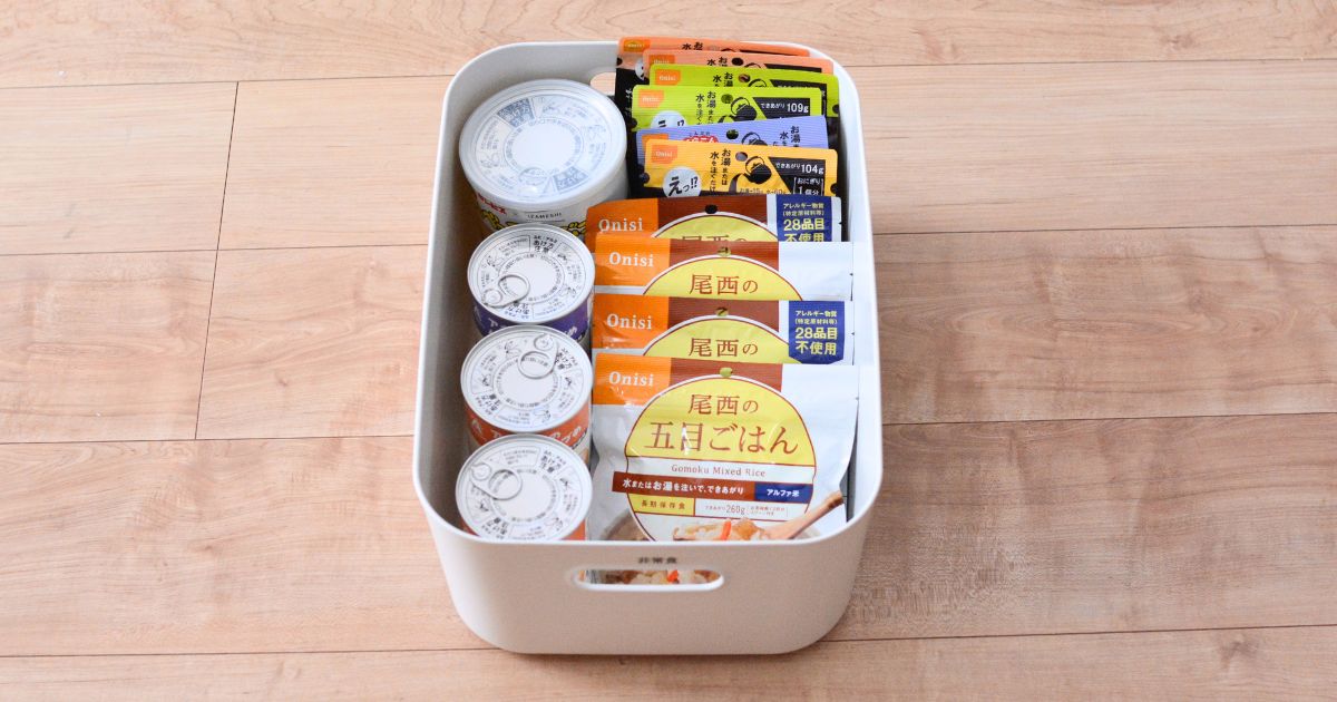 缶詰やアルファ米などの非常食を収納した無印良品のやわらかポリエチレンケース