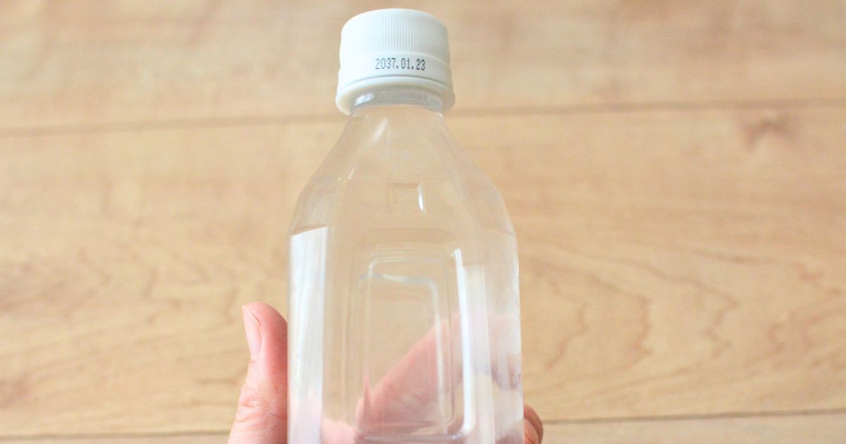ラベルのない10年保存水400mlのペットボトル