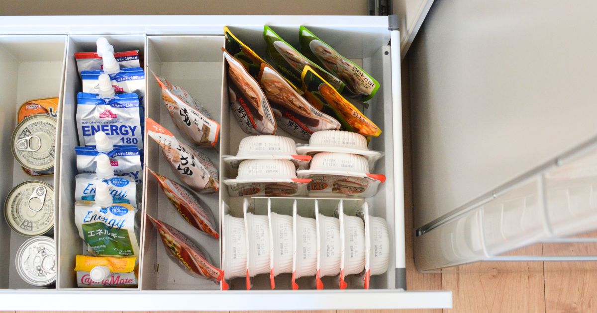 パックごはん、長期保存スープ、缶詰、ゼリー飲料などを入れたローリングストック収納