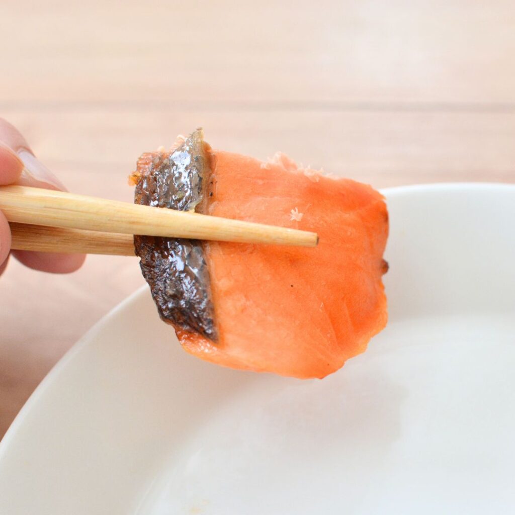 鮭の西京焼きをお箸でつまんだアップの様子