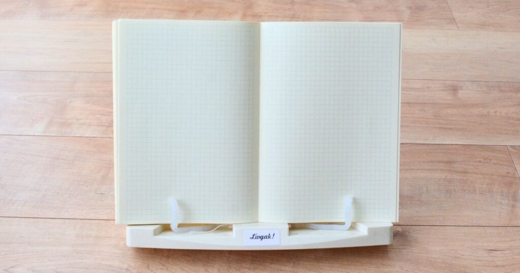 開いた状態の書見台の写真