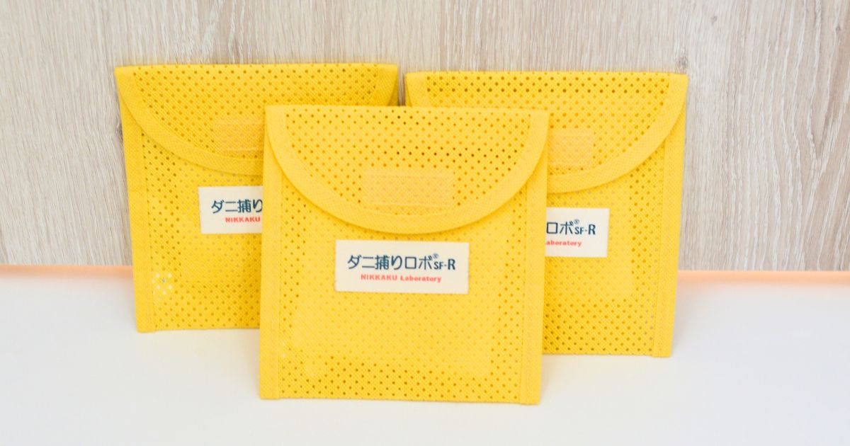 ダニ捕りロボを3個並べた様子・まとめ買いでリピート使用中