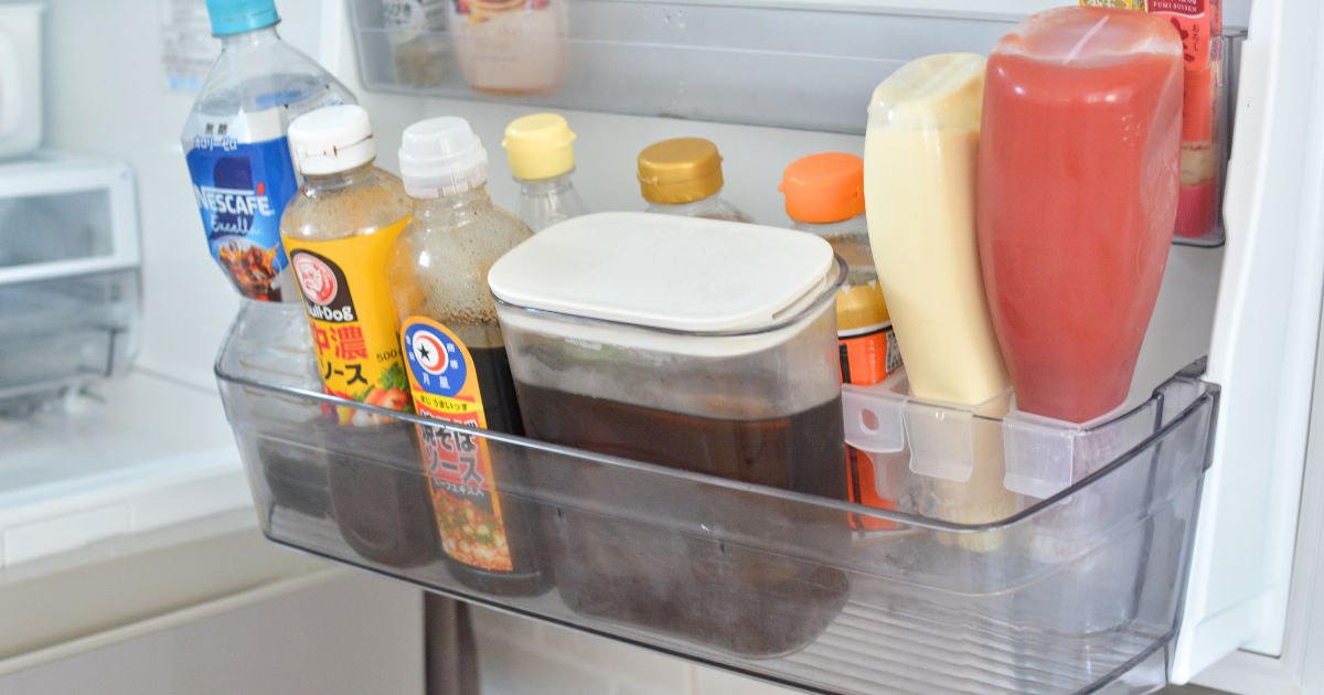 冷蔵庫の扉ポケットに調味料がぎっしり入っている様子