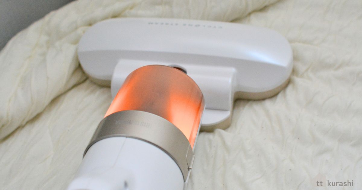 布団掃除機のダニちりセンサーがオレンジ色に点灯している様子