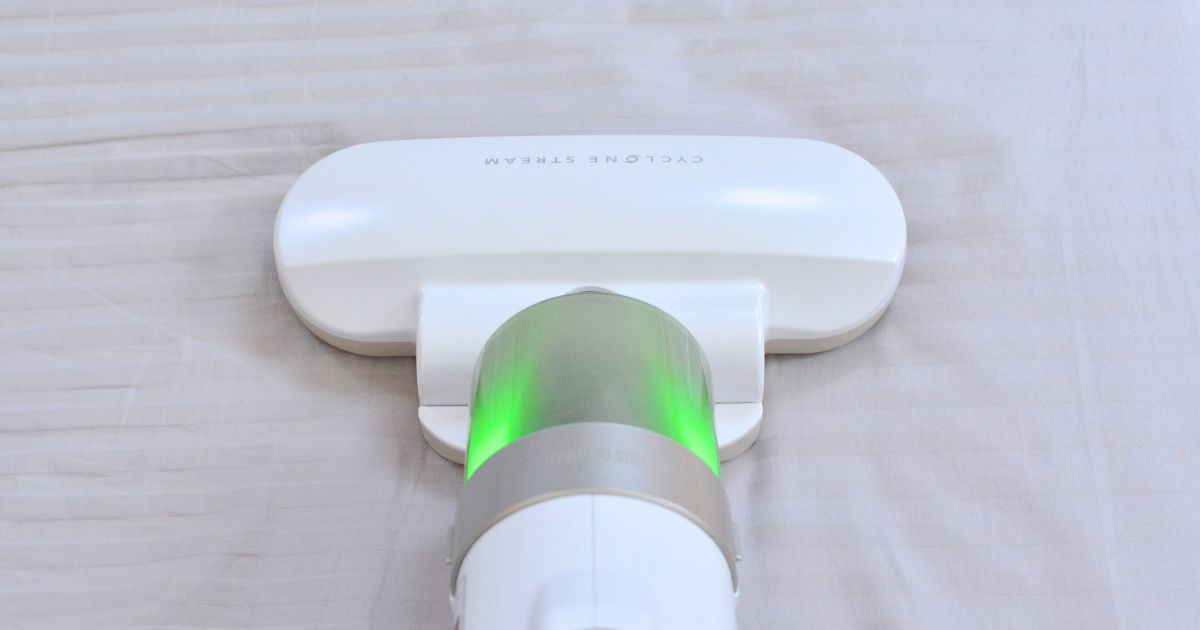 布団掃除機でマットレスのハウスダストを除去している様子