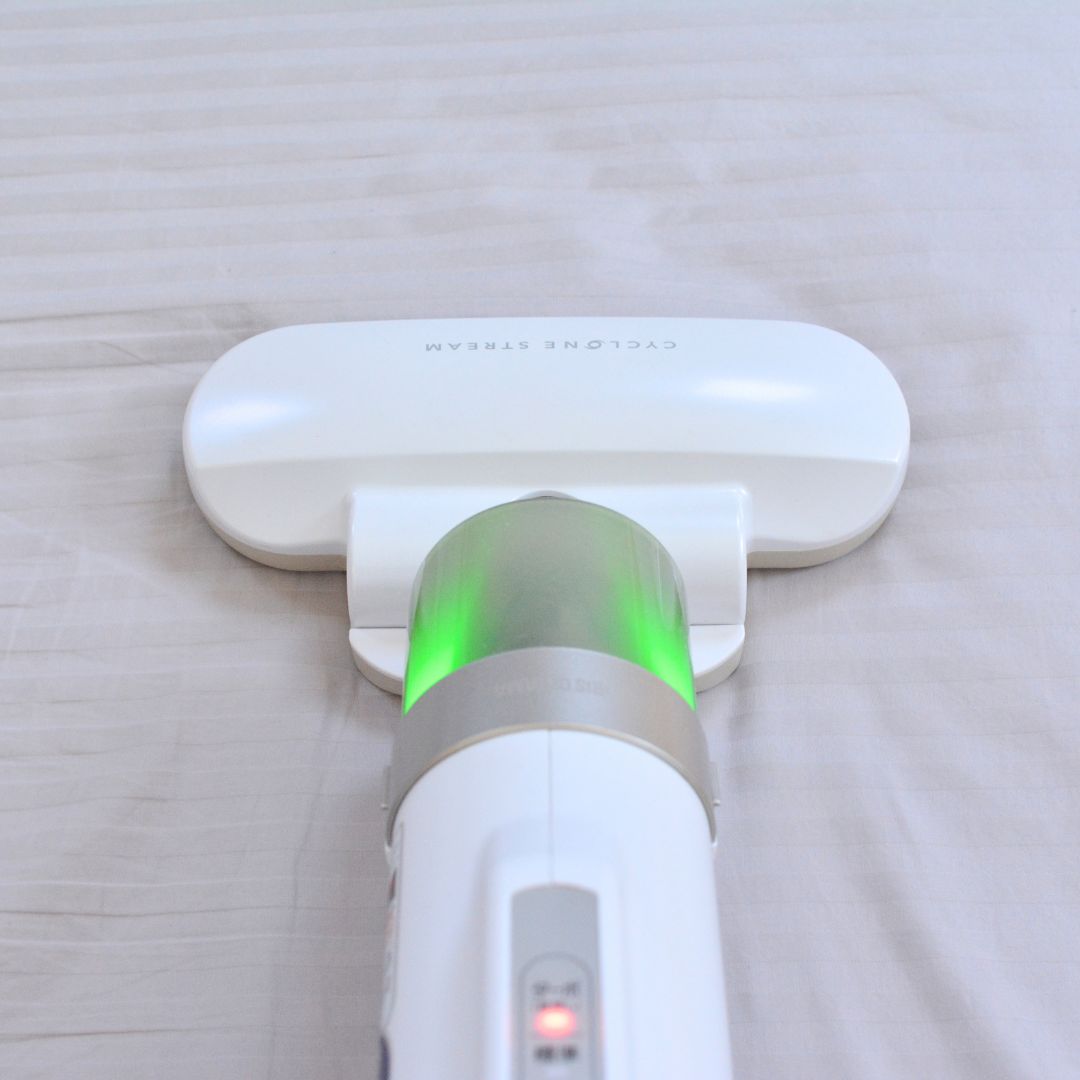 布団掃除機でマットレスのハウスダストを除去している様子