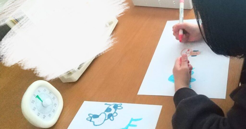 子どもがドットペンでイラストを描いている写真
