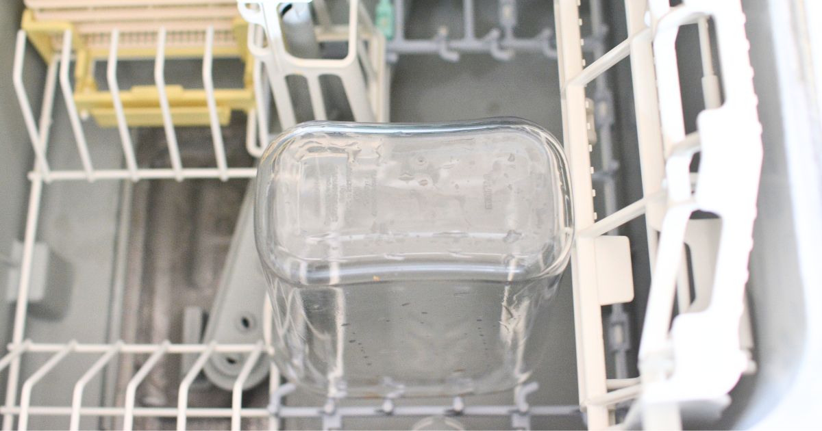 マーナウォーターピッチャーを食洗機で洗っている様子