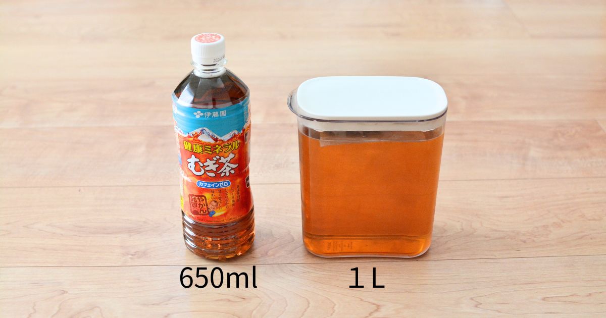 650mlペットボトルとマーナ1Lピッチャーのサイズ比較