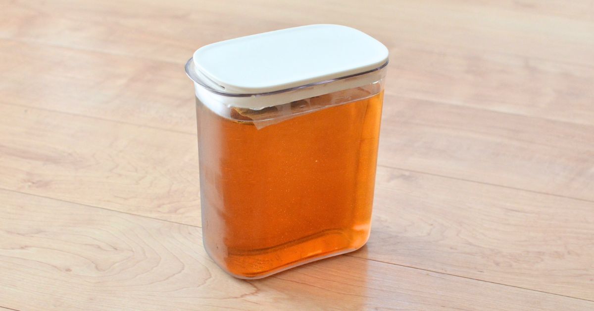 マーナウォーターピッチャー1Lに麦茶が入った様子