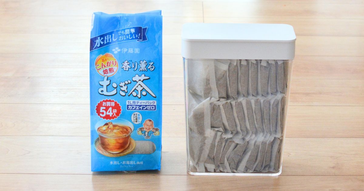 麦茶パック1袋とtowerパッキン付きスリム収納ケースを並べた様子