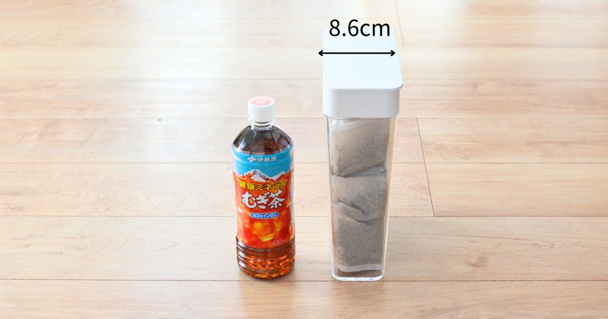 towerケースとペットボトルのサイズ比較・幅8.6cmのスリムさ
