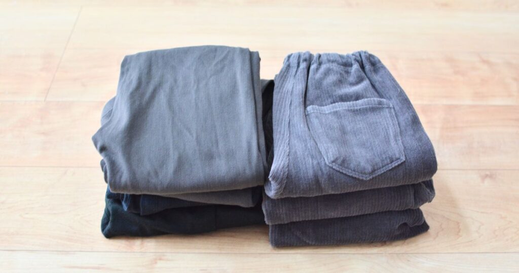 無印良品の子ども服をたたんだ様子。ReMUJI回収に持ち込んだグレーのパンツとトップス