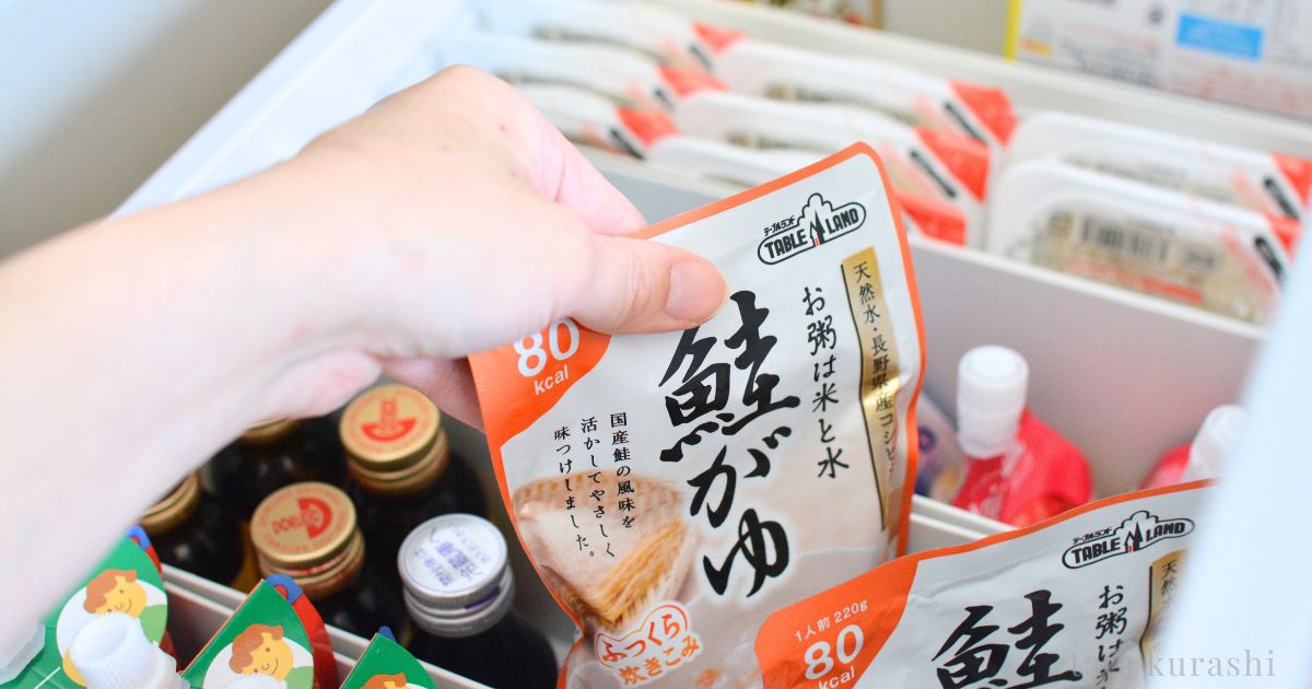 カップボード下段からおかゆをすぐ取り出せる手元の様子