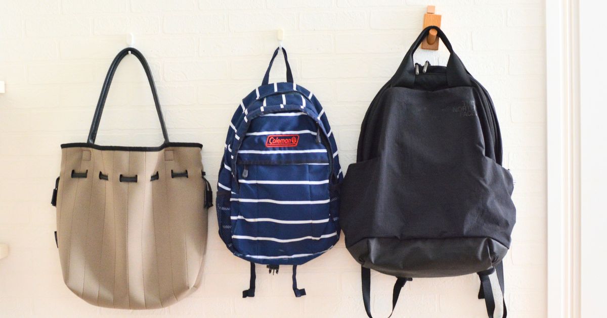 家族のバッグを壁掛けフックに掛けて収納している実例
