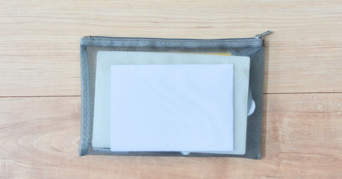 病院セットのメッシュケースに四つ折りのA4書類を収納した様子