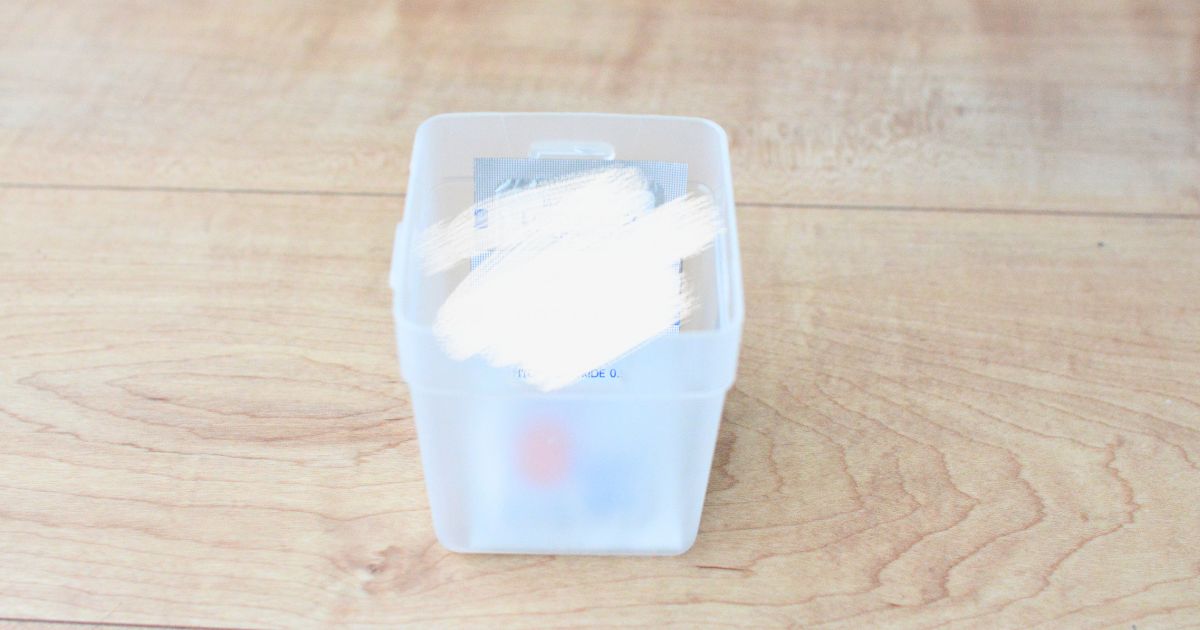 子どもの薬をダイソーのくつした整理カップで朝と晩に分けて収納している様子