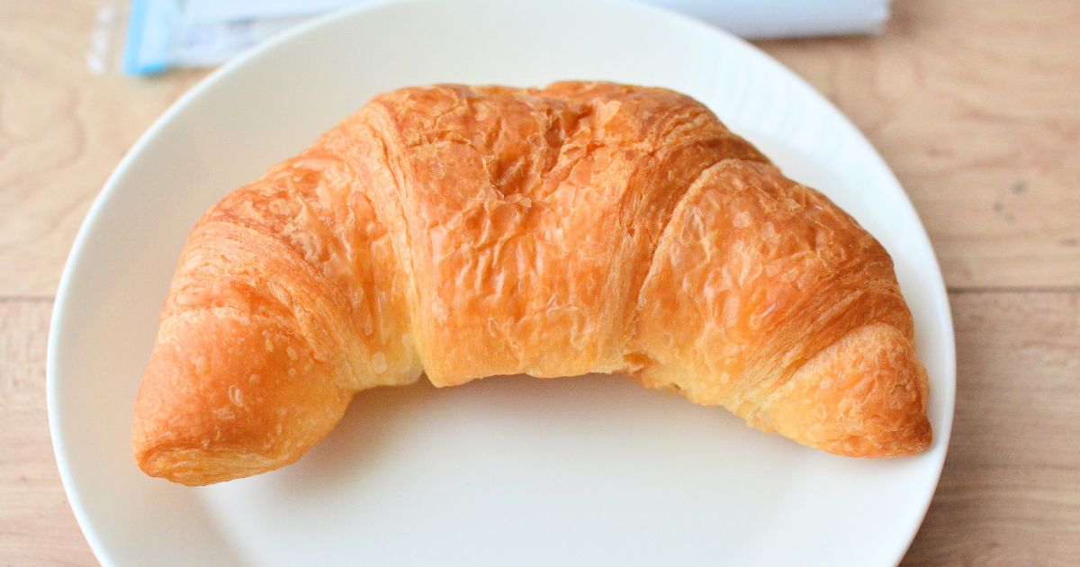 皿にのせたKOUBOのザ・クロワッサン